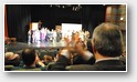 Les acteurs sous les applaudissements de M. Vanachter, directeur du lycée NDG