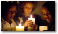 3 enfants aux bougies